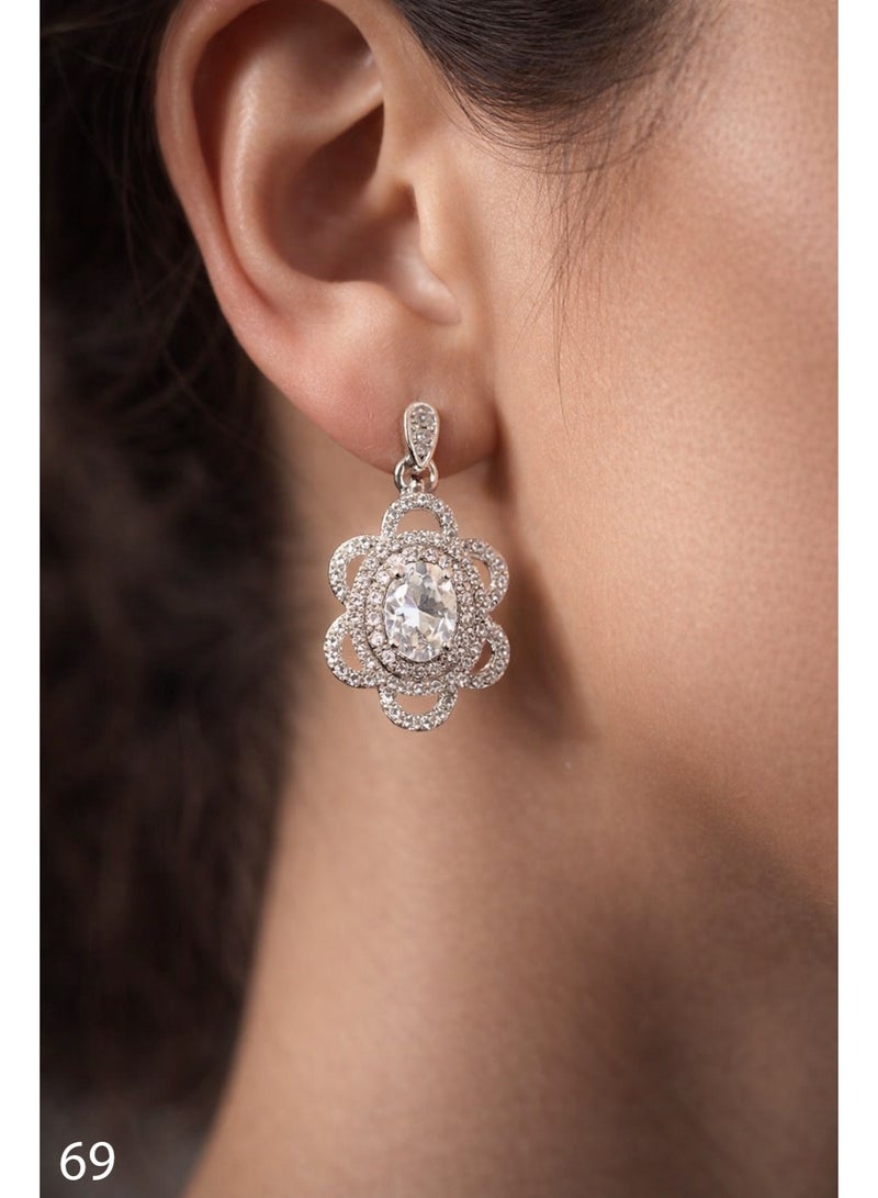 ثري دايموندز حلق متدلّي زهري مطلي روديوم بفصوص زركون – لون فضي - Image 3